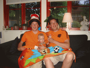 De mannen in het oranje en nog vol goede moed....