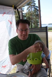 Papa geeft Bram eten!